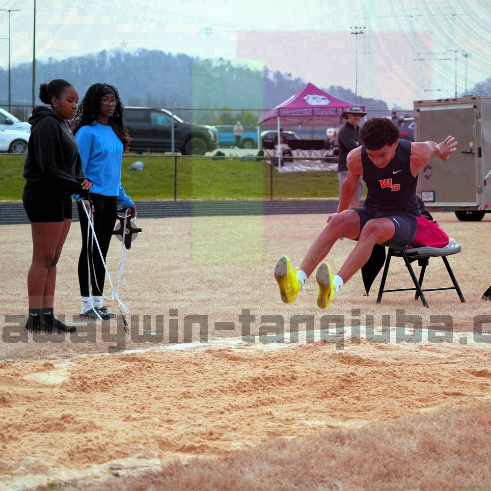 夜间场边的报名记录板与铅笔特写，暗背景
